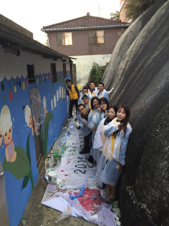 오피스솔루션 전문기업 신도리코(대표 우석형)가 지난 12일 서울 마장동 일대에서 성동구 자원봉사센터와 ‘우리 마을 벽화그리기 봉사활동’을 진행했다.
 사진제공 - 신도리코