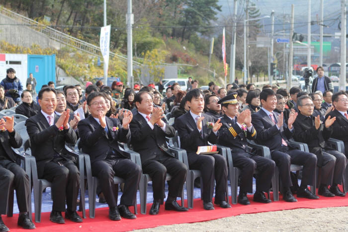 정한근 부산지방우정청장과 배덕광 국회의원, 하태경 국회의원(왼쪽 두번째, 세번째, 네번째)이 해운대우체국 신청사 건립 기공식에서 축하 박수를 치고 있다.