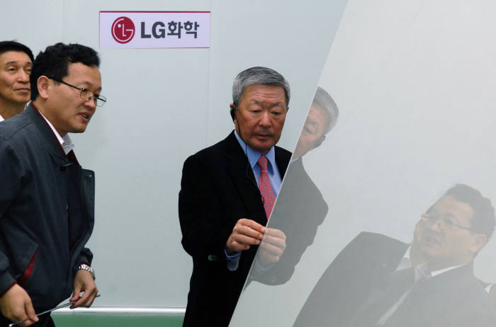 구본무 LG 회장이 2011년 11월 파주 LG화학 유리기판 공장을 방문, 제품을 살펴보고 있는 모습.