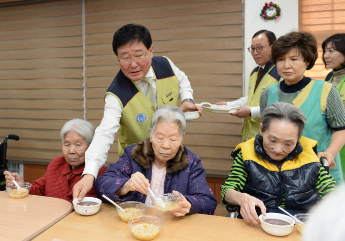 한수원 임직원, 동지팥죽으로 어르신께 감사 전해