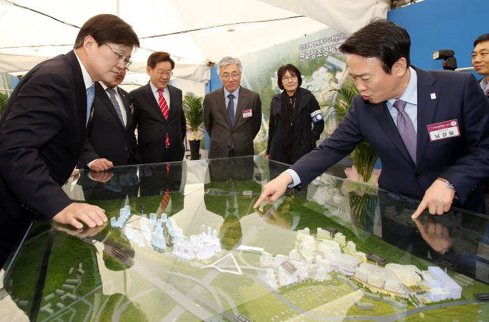 23일 한국도로공사 이전 부지에서 열린 판교 창조경제밸리 기공식에서 남경필 경기도지사가 창조경제밸리 단지 모형을 보며 조성 계획을 논의하고 있다.