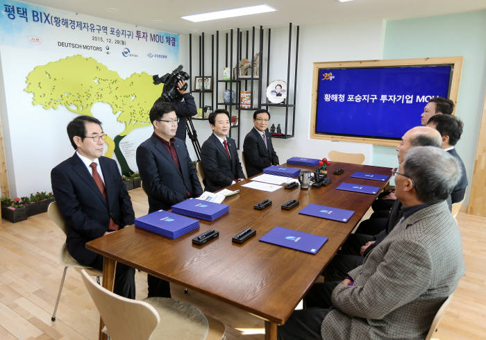 남경필 경기도지사(왼쪽 세번째)와 이종민 장가항호민 대표, 권오수 도이치모터스 대표, 오교성 삼우 F&G 사장, 장종덕 성창종합물류 대표, 공재광 평택시장 등이 28일 경기도지사 집무실에서 투자협약을 맺은 뒤 환담을 나누고 있다.