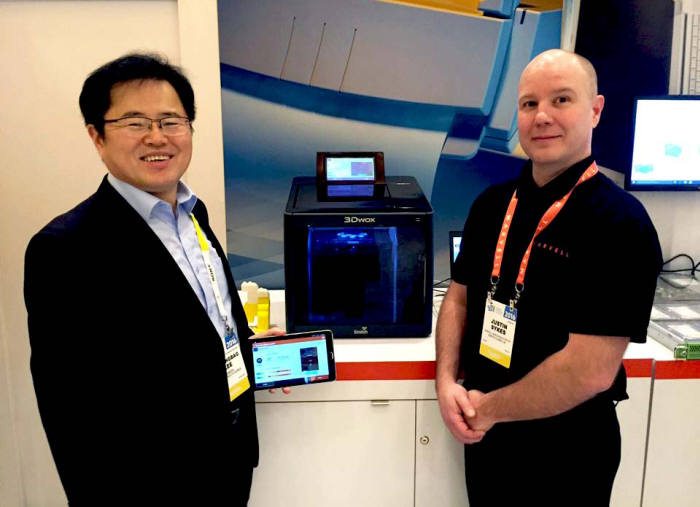 이병백 신도리코 부사장(왼쪽)이 미국 마벨 관계자와 CES 2016 마벨 부스에서 독자 개발한 3D프린터 새 모델을 소개하고 있다. <사진=신도리코>