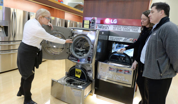 8일(현지시각) 미국 라스베이거스 가전 양판점 `프라이스`에서 매장 관계자가 고객에게 트윈워시 세탁기를 소개하고 있다. <LG전자 제공>