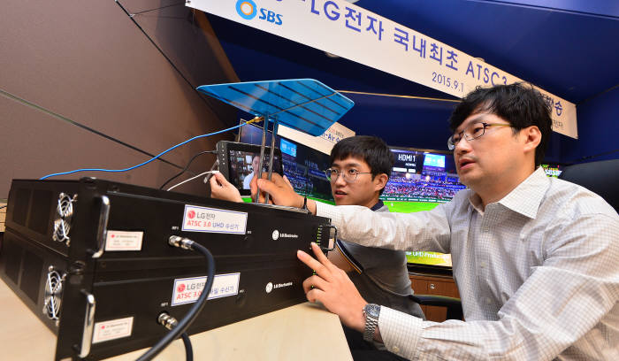LG전자와 SBS가 ‘ATSC 3.0’ 국내 실험방송에 성공했다. 1일 서울 SBS목동방송센터 UHD제작실에서 LG연구원이 UHD 수신기와 모바일 수신기로 방송 송출 시연을 하고 있다. 2015.09.01 / 김동욱기자 gphoto@etnews.com