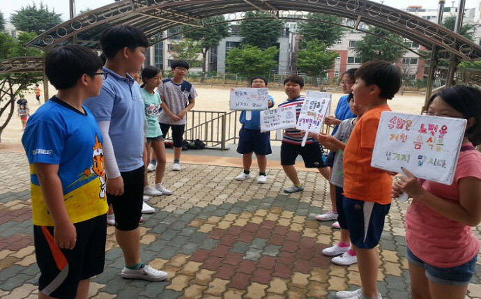 대구 경진초등학교 학생들이 음식물줄이기 캠폐인을 펼쳤다.