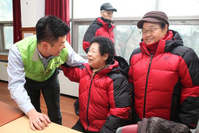 LS산전이 안양시 독거노인들의 월동준비를 돕기 위해 준비한 방한복 100벌을 안양시노인종합복지관에 전달하는 따뜻한 겨울나기 행사를 진행했다