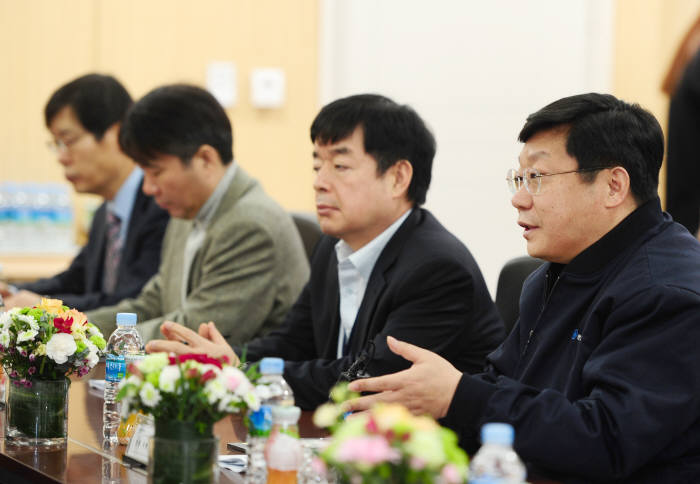 주형환 산업통상자원부 장관(맨오른쪽)이 17일 인천공항 자유무역지역 입주기업인 ‘스태츠칩팩코리아’를 방문해 휴일에도 쉬지 않고 작업 중인 반도체 생산라인 근로자를 격려하고, 회사 관계자로부터 경영 전반 애로사항을 청취했다.