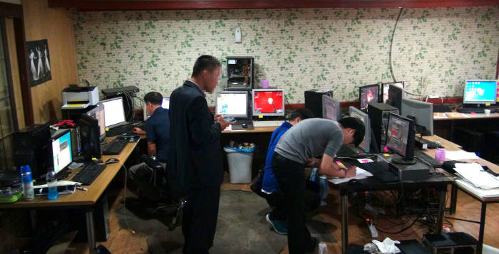지난해 9월, 경찰과 넥슨 관계자들이 게임 내 작업장을 운영한 조직을 검거하는 모습.