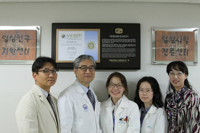 (왼쪽부터)서울성모병원 전영우 혈액내과 교수, 조석구 교수, 장누리 연구간호사, 이정화 연구간호사, 윤혜영 임상시험센터 팀장