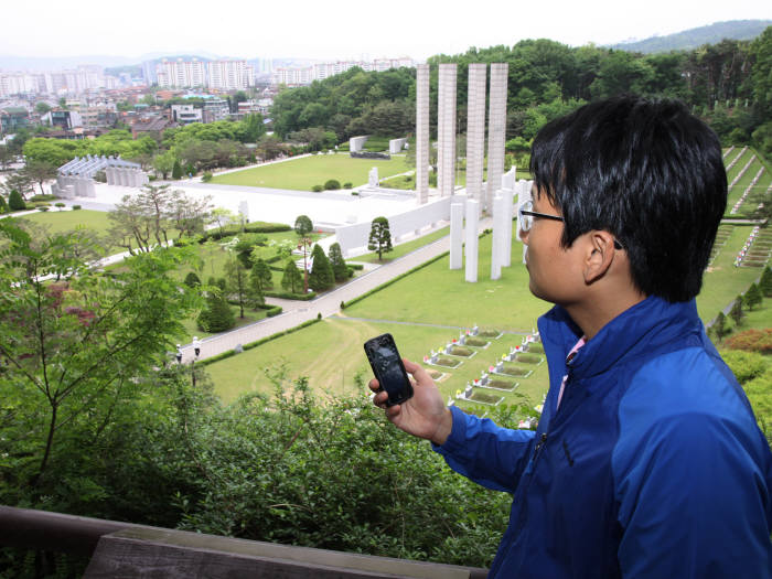 북한산국립공원 둘레길에서 스토리텔링을 듣고 있는 한 탐방객.