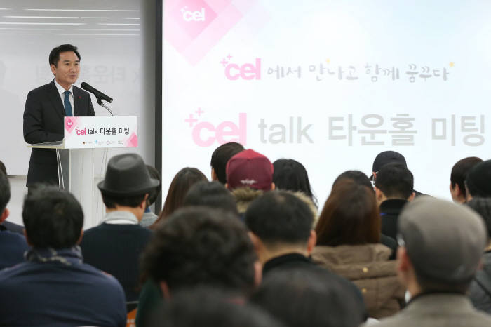 21일 서울 청계천로 문화창조벤처단지(cel벤처단지)에서 입주기업 등 관계자들이 cel벤처단지 비전을 공유하고 융복합 콘텐츠 비즈니스를 창출하기 위한 소통의 장 `cel벤처단지 타운 미팅`이 열렸다. 박민권 문체부 제1차관이 타운홀 미팅에 참석해 인사말을 하고 있다