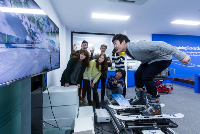 수강생이 한국기술교육대학교 온라인평생교육원의 스키 시뮬레이터 가상훈련 콘텐츠를 활용해 스키 교육을 받고 있다.