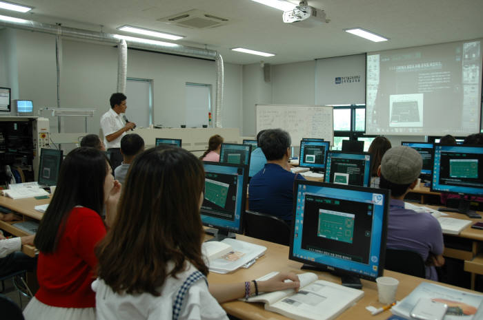 한국기술교육대학교 온라인평생교육원이 직업훈련기관 교원을 대상으로 `SMT 인 라인 시스템`가상훈련 콘텐츠 활용 교육을 실시하고 있다.