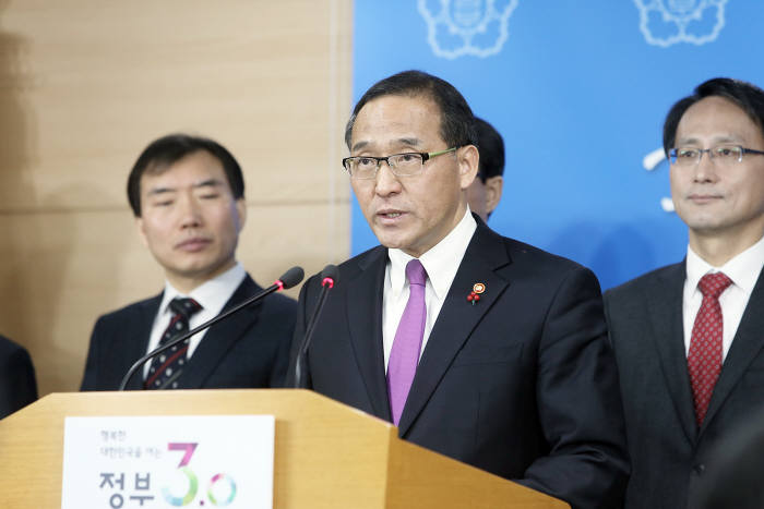 홍윤식 행정자치부 장관이 지난 25일 정부서울청사에서 업무보고에 대한 설명을 하고 있다.