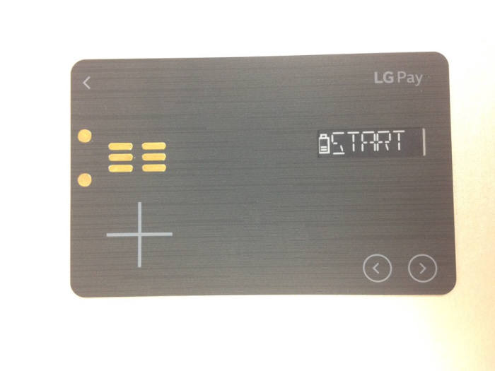 LG페이 결제 매체인 `화이트카드`. 액정을 통해 카드를 확인할 수 있고, 별도 구동 버튼을 통해 고객이 직접 결제 카드를 선택하게 설계됐다.
