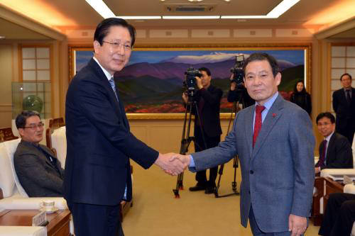 서병삼 삼성전자 생활가전사업부장(부사장, 왼쪽)은 27일 오후 광주광역시청을 방문, 윤장현 광주광역시장과 30여분 간 광주사업장 생활가전 생산라인 이전에 대해 면담했다. <광주광역시 제공>