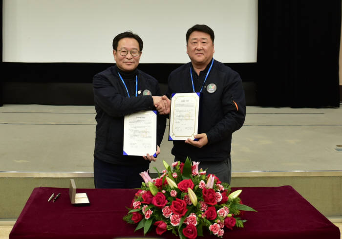 박동문 코오롱인더스트리 사장(왼쪽)과 김연상 노조위원장이 상생동체 선언문에 서명한 후 기념 촬영을 하고 있다(제공: 코오롱인더스트리)