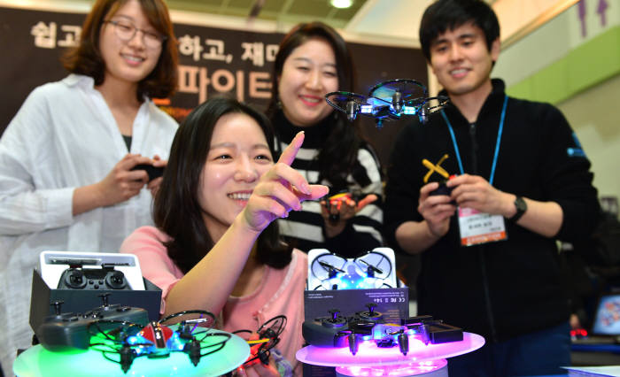 중소기업진흥공단이 모집, 운영하는 청년창업사관학교 제품을 테스트해보는 관람객 모습.