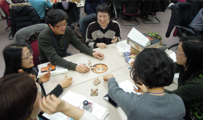 ‘게임 리터러시를 통한 건전 게임문화 직무연수(제3기)’에 참가한 교사들이 분반 교육을 하고 있다.