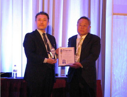 김해두 소장(오른쪽)이 `2015 브릿지 빌딩 어워드`를 수상 후 기념촬영 했다.