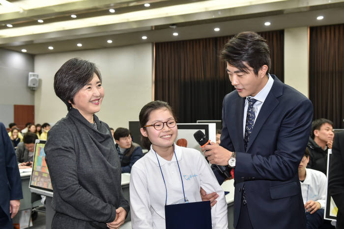 지난 16~17일 용인 코오롱 인재개발센터에서 개최된 어린이 드림캠프에서 서창희 꽃과어린왕자 이사장왼쪽)과 배우 권상우씨가 캠프 참가한 장학생을 격려하고 있다.(자료: 코오롱)