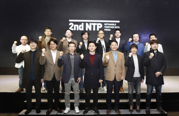 18일 여의도 글래드호텔에서 열린 제2회 NTP(Netmarble Together with Press)에서 넷마블컴퍼니 임원진들이 포즈를 취하고 있다.