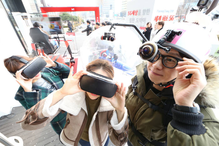 KT가 MWC 2016에서 선보일 5G 연계 가상현실 기술 `360도 VR 카메라`와 `기어VR`를 착용한 모습.