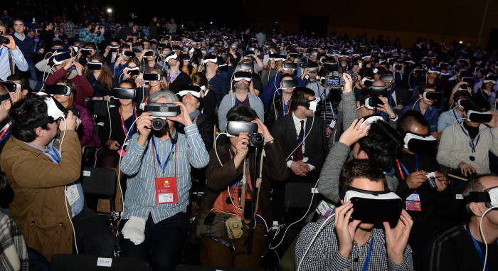 [MWC 2016]기어VR로 언팩 설명듣는 취재진