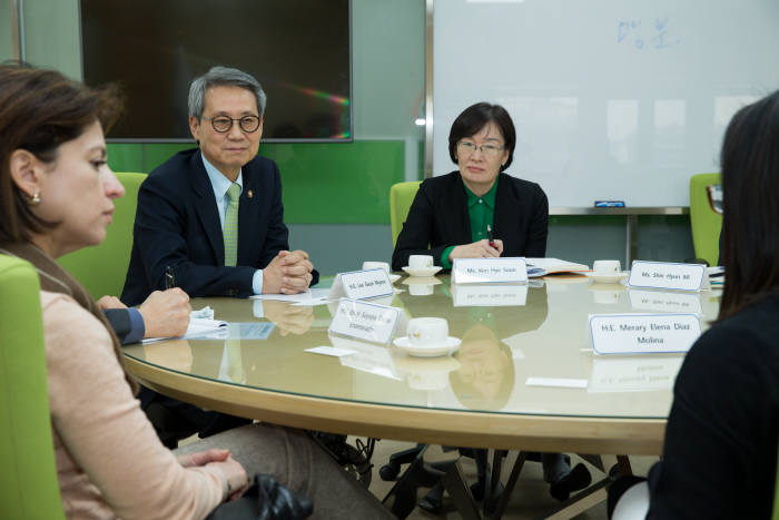 이근면 처장, 온두라스 고위공무원단 접견