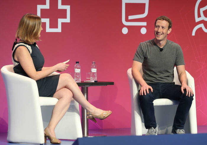 페이스북 창업자이자 최고경영자(CEO)인 마크 저커버그가 22(현지시각) 스페인 바르셀로나에서 열린MWC 2016에서 기조연설을 하고 있다. (출처:연합)