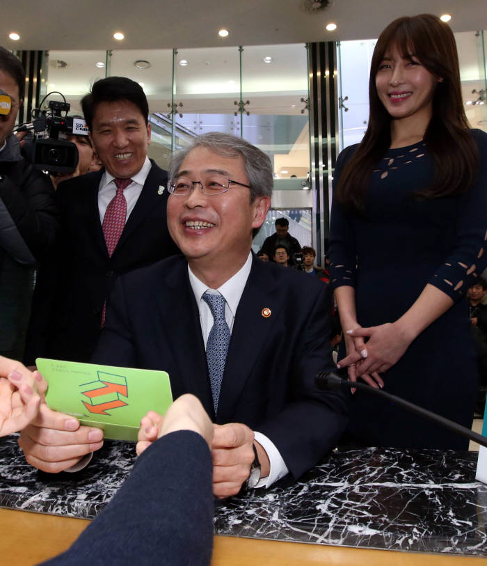 25일 서울 명동 KEB하나은행 본점 영업부에서 열린 계좌이동제 3단계 서비스 시연행사 에서 임종룡 금융위원장이 서비스 신청을 마친뒤 통장을 받고있다. 계좌이동제 3단계 서비스는 전국의 은행 창구에서 주거래 계좌를 다른 곳으로 자유롭게 옮길 수 있는 것으로 26일부터 시행된다. <연합>