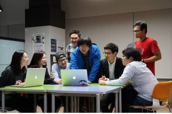 김재원 사장(앞줄 왼쪽에서 5번째)등 엘리스 구성원이 온라인 SW교육 플랫폼을 발전시키기 위한 회의를 하고 있다.
