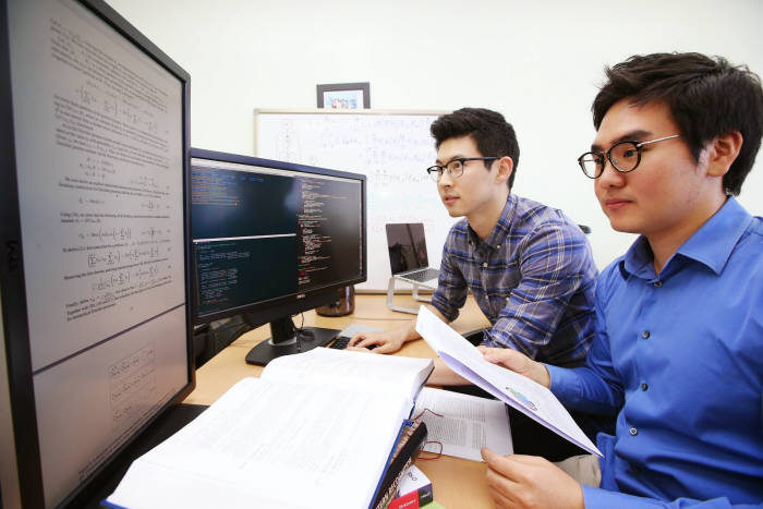 김재원 대표(왼쪽)와 김수인 연구원이 온라인 SW 교육 플랫폼을 모니터상에서 구현해보고 있다.