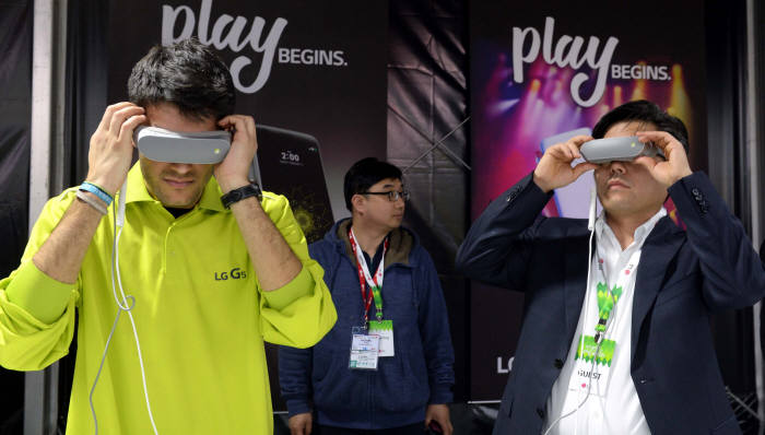 LG전자 `LG 360 VR`를 체험하고 있는 모습.
