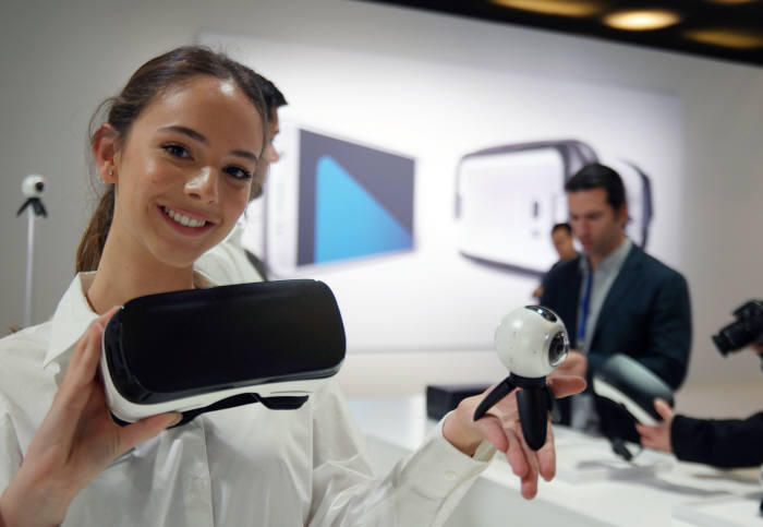 삼성전자는 2월 21일(현지시각) 스페인 바르셀로나 컨센변 센터(CCIB)에서 ‘삼성 갤럭시 언팩 2016’을 열고 ‘갤럭시S7’과 갤럭시S7 엣지’, 360도 사진촬영을 할 수 있는 ‘기어 360’을 공개했다.