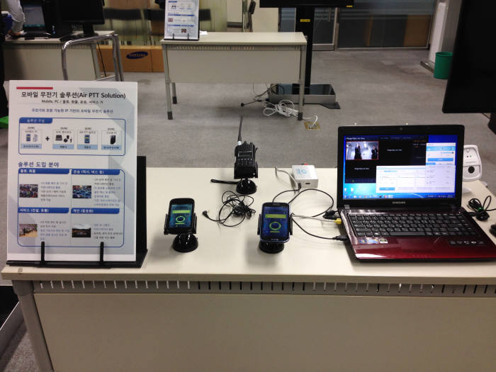 이니셜티 PTT 솔루션으로 각종 단말기와 연결하는 테스트 장면