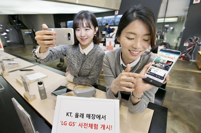 KT는 21일부터 LG전자의 플래그십 모델인 `LG G5` 사전 체험 행사를 광화문 KT스퀘어와 전국 주요 올레 매장에서 진행한다고 밝혔다. 사진은 모델들이 `LG G5` 사전체험 개시를 알리는 모습