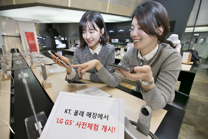 KT는 21일부터 LG전자의 플래그십 모델인 `LG G5` 사전 체험 행사를 광화문 KT스퀘어와 전국 주요 올레 매장에서 진행한다고 밝혔다. 사진은 모델들이 `LG G5` 사전체험 개시를 알리는 모습