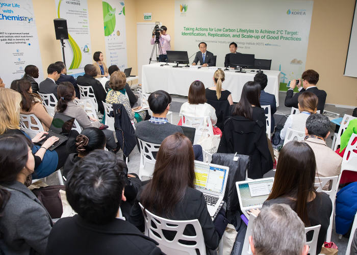 파리 기후변화총회장 한국관에서 열린 `2°C 목표달성을 위한 저탄소 생활습관을 위한 행동` 세미나 모습. 신기후체제(파리협정)는 선진국만 온실가스 감축 의무가 있던 1997년 교토 의정서와 달리 195개 당사국 모두 지켜야 하는 첫 세계적 기후 합의이다.