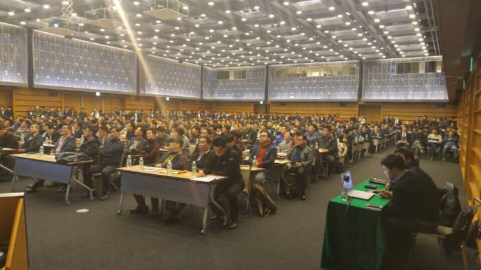 지난 23일 전국 밴대리점주 1000여명이 카드사의 일방적인 무서명 거래 도입 반대를 위해 상공회의소 국제회의장에서 결의대회를 갖고 단체행동에 돌입하겠다고 밝혔다.