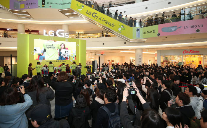 지난 주말 영등포 타임스퀘어에 마련한 `LG G5와 프렌즈` 체험존에 대규모 인파가 몰린 모습. LG전자는 `G5` 출시 전까지 약 100만 명 소비자의 제품 체험을 유도하는 등 공격적인 마케팅을 펼치고 있다.