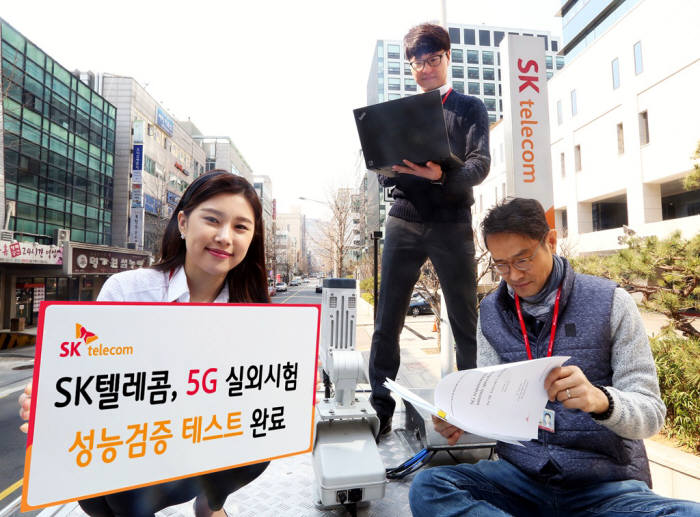 SK텔레콤 연구원이 30일 분당사옥 주변 외곽지역에서 밀리미터파 5G 시스템 실외 성능검증 시험을 진행하고 있다.