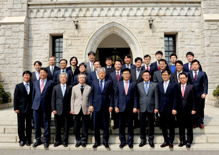 SK텔레콤은 고려대학교와 30일 서울 안암동 고려대학교 본관에서 최신 기술을 집약한 `IoT 캠퍼스` 구축에 관한 양해각서를 체결했다.