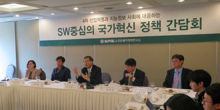 김진형 SW정책연구소장(왼쪽에서 세번째)이 `4차 산업혁명과 지능정보 사회 대응 SW중심 국가혁신 정책간담회`에서 SW정책에 대해 설명하고 있다.