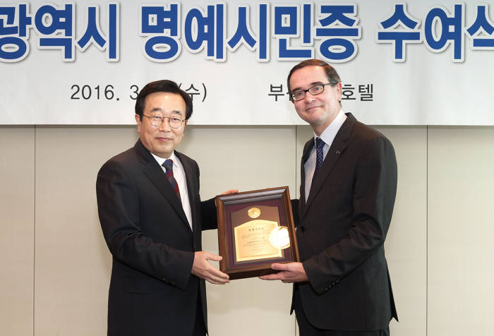 서병수 부산광역시장이 프랑수아 프로보 대표이사에게 명예시민증을 수여하고 있다. <제공=르노삼성자동차>