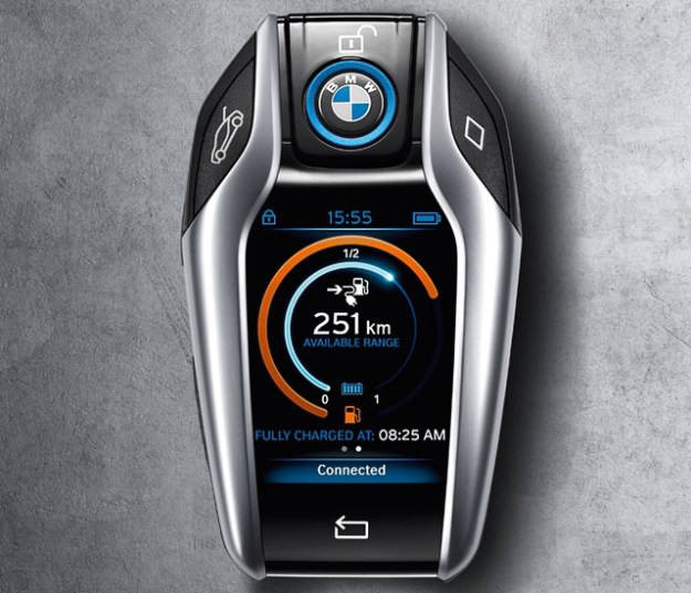 2.2인치 LCD 터치스크린을 통해 다양한 기능을 사용할 수 있는 BMW i8 스마트키