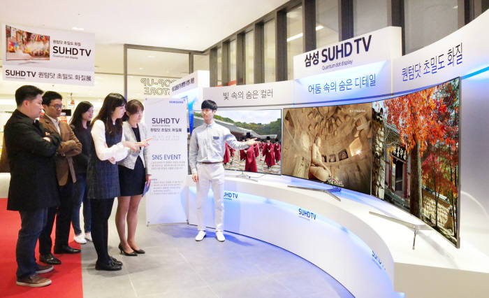 경기 성남시 현대백화점 판교점 `삼성 SUHD TV 퀀텀닷 초밀도 화질전`을 찾은 고객들이 삼성 SUHD TV를 보고 있다. <삼성전자 제공>