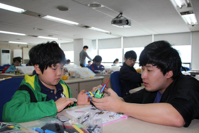 지난해 청소년창작로봇교실에 참여한 학생들이 로봇 교육을 받고 있다.