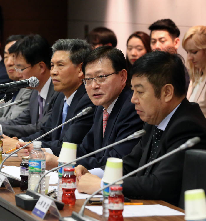 한류기획단 공동 단장인 안광한 한국방송협회 회장(오른쪽 두 번째)이 인사말을 하고 있다